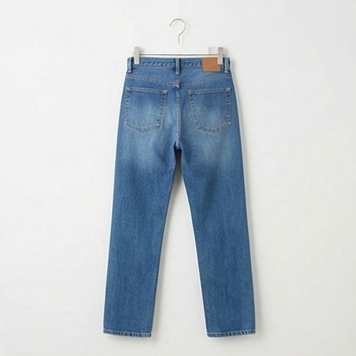 バックシルエットがきれいなストレートデニム